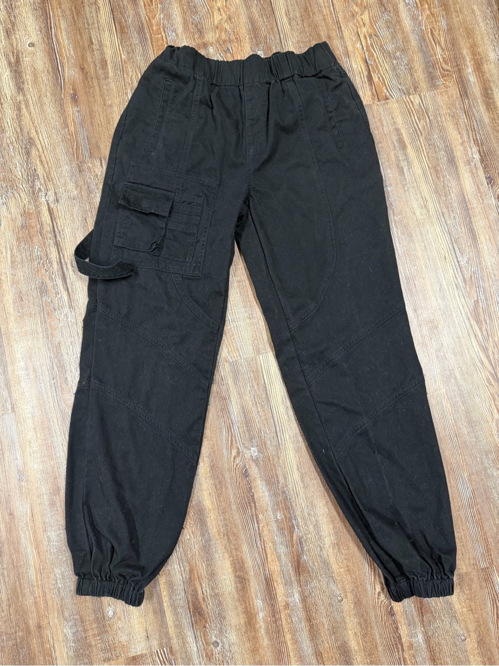 Black forever 21 cargo joggers size S